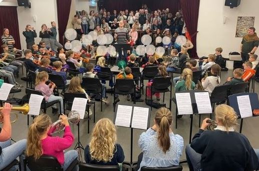 Mini-concert basisschoolkinderen sluit muziekworkshops af in Leende