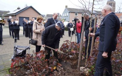 Harrie Roothans geëerd met boomplanting bij Kloosterhof
